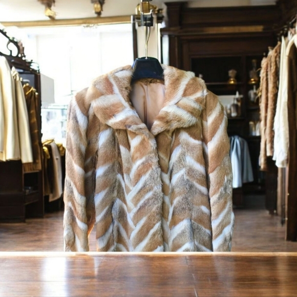 Cute ShortHair Fox Fur Jacket Wide UpperArms - Picture 4 of 11